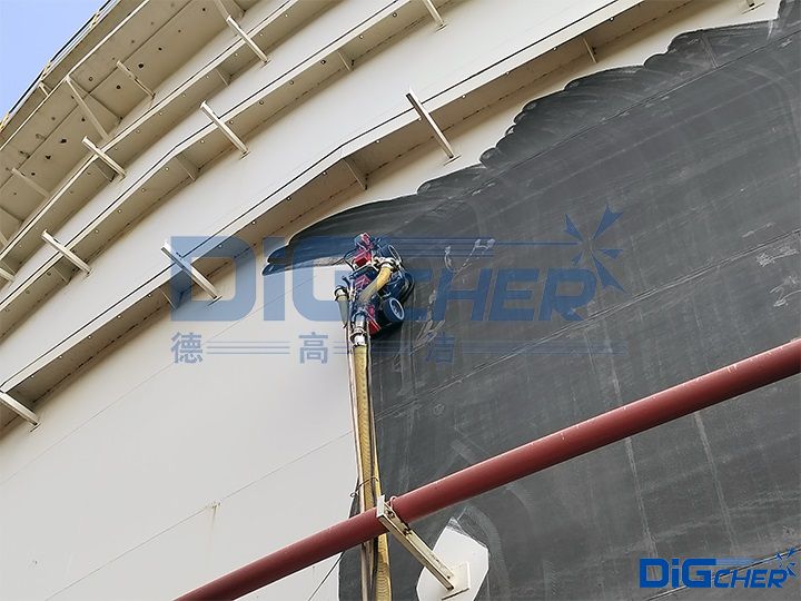 德高潔石化儲罐爬壁機(jī)器人防腐施工